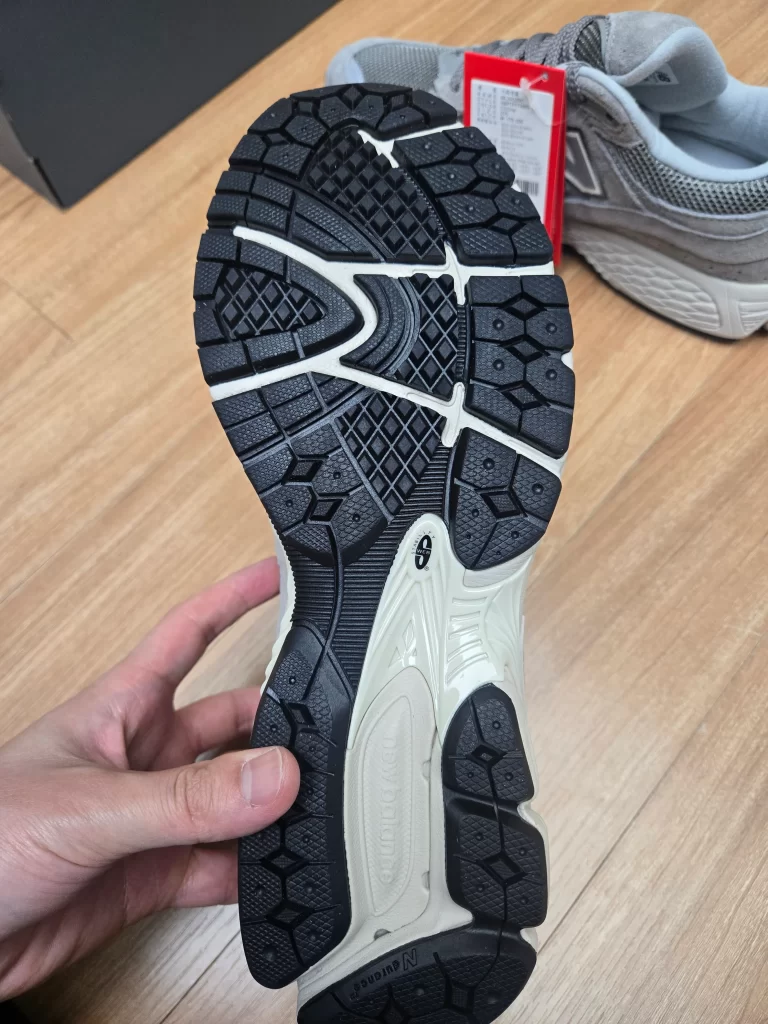 뉴발란스 2002R3